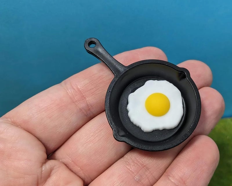 RillyRellow Miniature Pan Including Fried Egg, Dollhouse Mini Fried Egg in Pan, Frying Pan with Fried Egg, for The Elf Kitchen Dollhouse, Little Elf Meals (3PCS) - Image 3